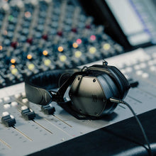 Cargar imagen en el visor de la galería, V-Moda M-200 editorial
